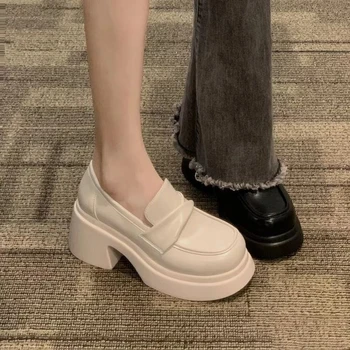 Paks baseeruv väike nahast kingad naistele kevad 2023 uus stiil sponge cake prantsuse retro mokassiinkingad üks jalg ühe kingad